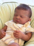 Muñeco  Reborn Realista Santiago Niño 50cm y 1.400 kg + Pack Premium