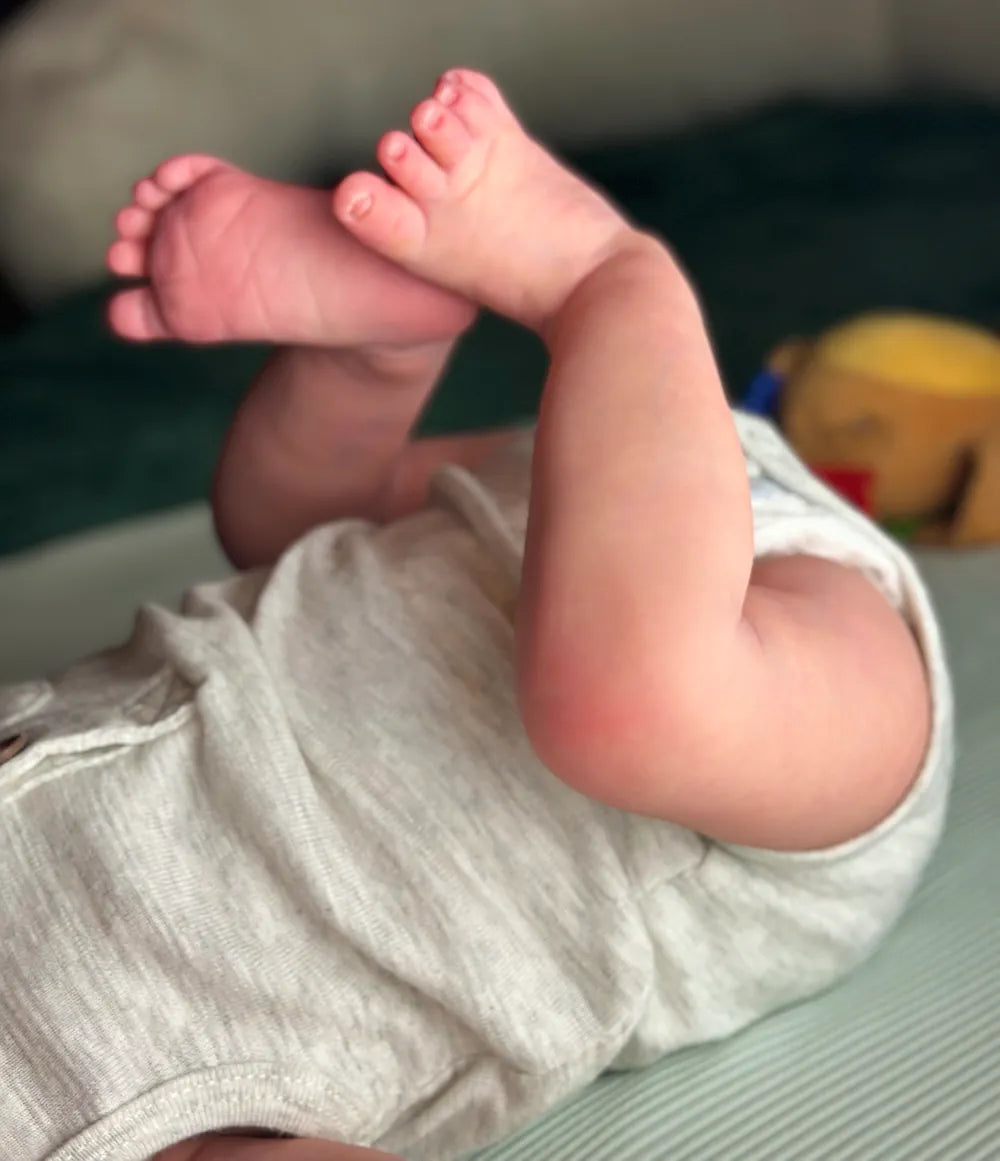 Muñeco Reborn Realista Luan niño 50cm y 1.700kg + Pack Premium